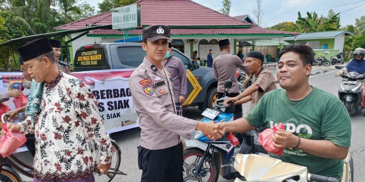 POLSEK SIAK BERBAGI BERSAMA MASYARAKAT DI MESJID DARUL HIKMAH
