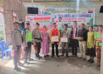 Giat Minggu Kasih, Personil Polsek Minas Polres Siak Dengarkan Curhatan Jemaat Greja GPDI & Serahkan Bantuan Paket Sembako
