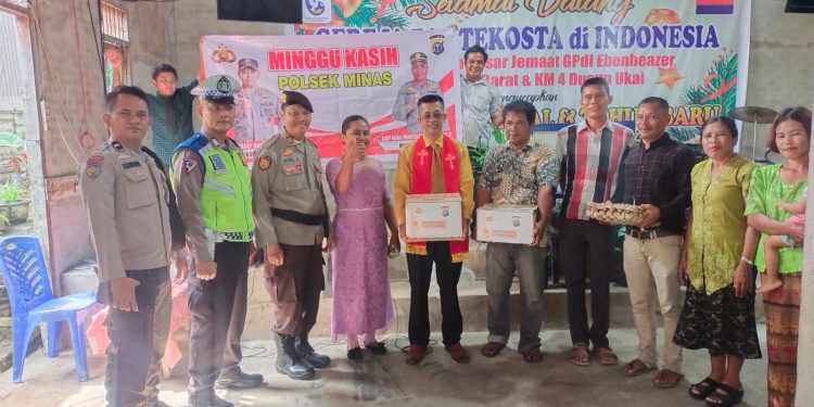 Giat Minggu Kasih, Personil Polsek Minas Polres Siak Dengarkan Curhatan Jemaat Greja GPDI & Serahkan Bantuan Paket Sembako 