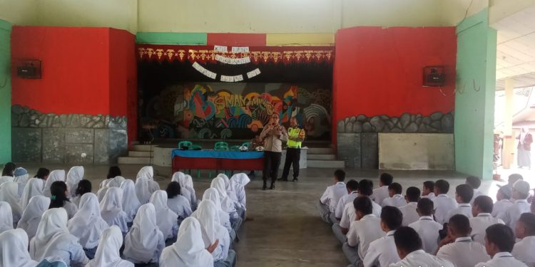 Police Goes To School, Kapolsek Minas Berikan Bimbingan Bernilai Positif Kepada Siswa Siswi di SMAN 1 Minas