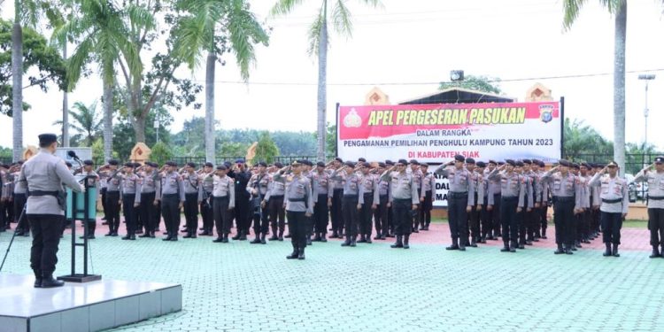 AKBP Asep Sujarwadi Pimpin Apel Pergeseran Pasukan Pengamanan Pilkampung di Wilayah Kabupaten Siak