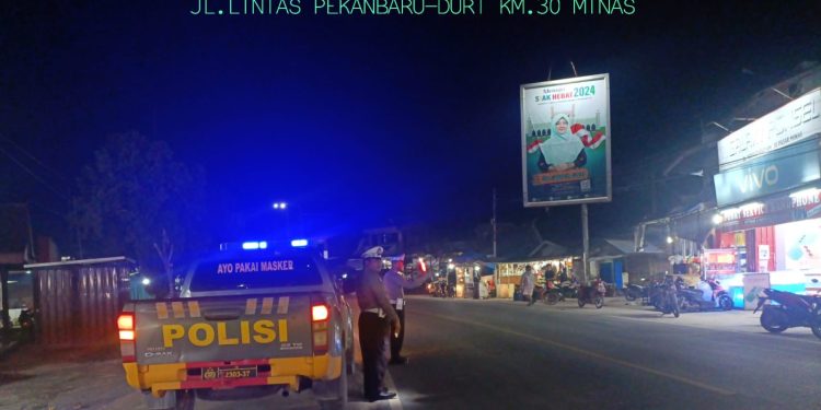 Antisipasi Pelanggaran, Laka Lantas dan C3, Unit Lantas Polsek Minas Giat Patroli Blue Light di Daerah Rawan