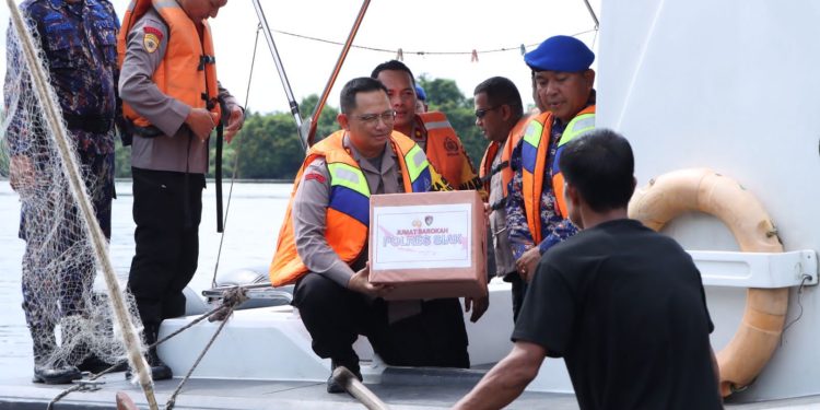 Tingkatkan Kamtibmas Dalam Rangka Cooling System Menjelang Pemilu 2024, Kapores Siak AKBP Asep Sujarwadi Lakukan Patrori Perairan Sambang Nelayan Berikan Bantuan