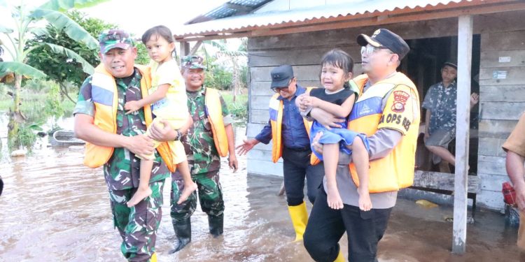 Cooling System Ciptakan Pemilu Damai, Kapolres Siak Tinjau Lokasi Banjir Dan Turun Langsung Beri Bantuan Evakuasi Warga