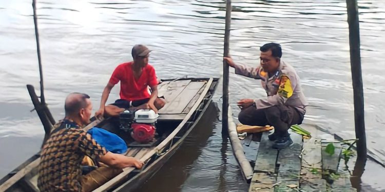 Cooling System Personel Polres Siak, Memberikan Sosialisasi Pemilu Damai Bersama Nelayan
