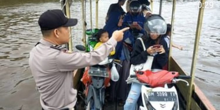 Ciptakan Pemilu Damai di 2024, Bhabinkamtibmas Kp. Pinang Sebatang Sampaikan Pesan Pemilu Damai Di Sampan Penyebrangan