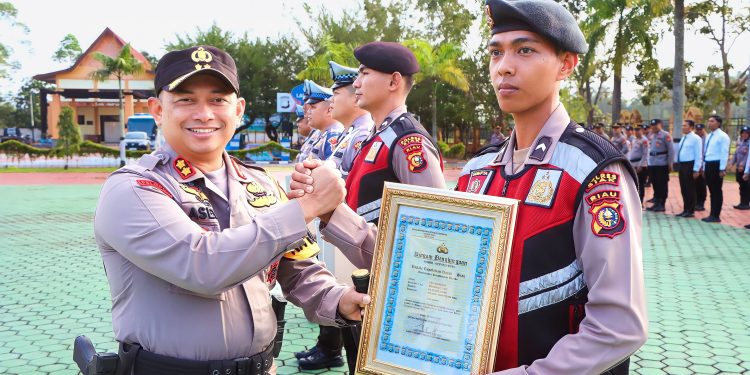 Kapolres Siak Pimpin Apel Pemberian Penghargaan Kepada Personel Berprestasi di Lapangan Apel Mako Polres Siak
