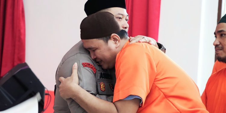Isak Tangis Para Tahanan Pecah, Saat Kapolres Siak Peluk Di Pengajian Dan Sholawatan