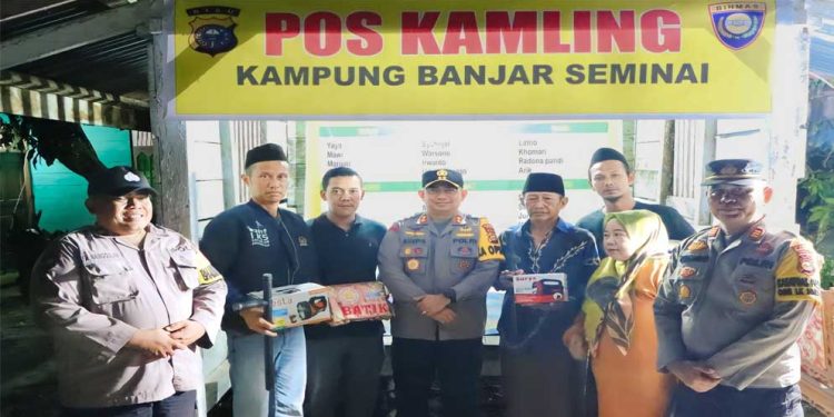 Kapolres Siak Cek Pos Siskamling Warga Hingga Malam Dini Hari Sambil Dengarkan Keluhan Warga