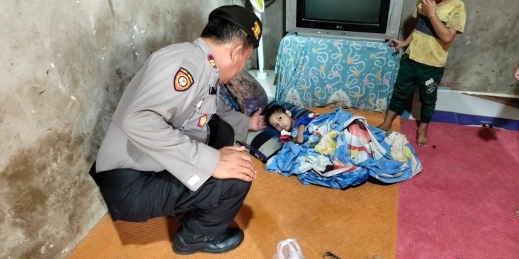 Berikan Bantuan Sembako Saat Jumat Berkah, Polsek Tualang Kunjungi Anak Yang Menderita Lumpuh Di Kampung Pinang Sebatang Timur