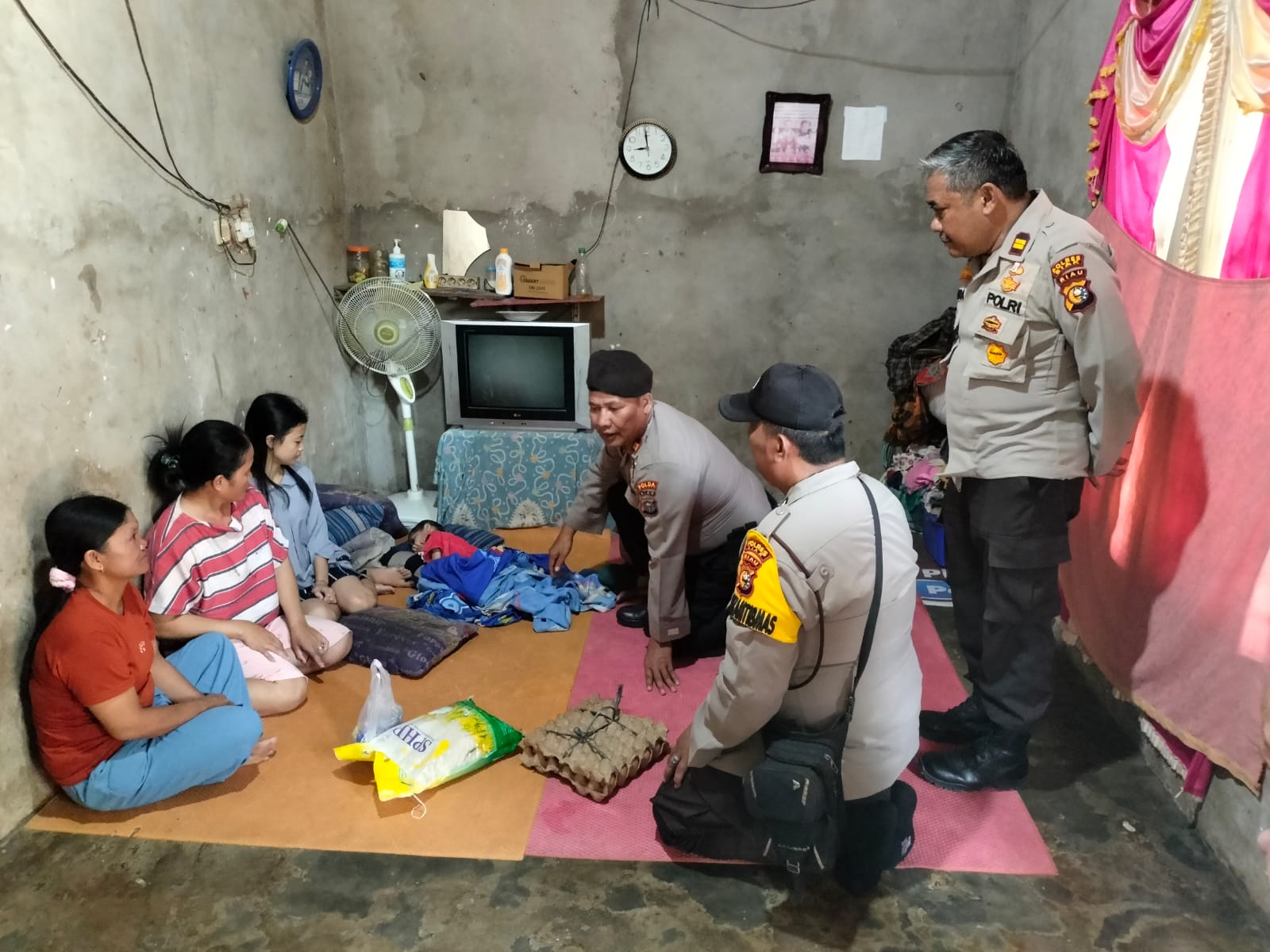 Berikan Bantuan Sembako Saat Jumat Berkah, Polsek Tualang Kunjungi Anak Yang Menderita Lumpuh Di Kampung Pinang Sebatang Timur