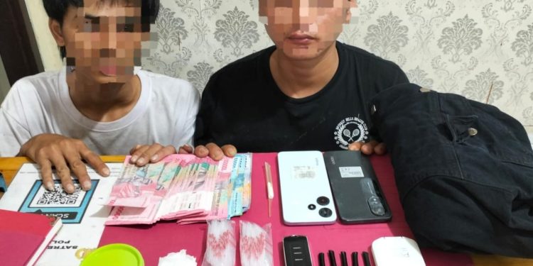 Satres Narkoba Polres Siak Kembali Amankan Dua Orang Pria Diduga Pelaku Penyalahgunaan Narkotika Di Kampung Dalam Kecamatan Siak.