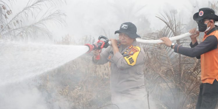 Pastikan Penanganan Karhutla Berjalan Maksimal, Kapolres Siak AKBP Asep Sujarwadi Kembali Turun Kelapangan