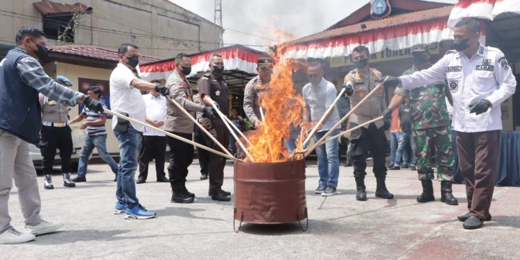 Polres Siak Gelar Press Release dan Pemusnahan 7 Kg Narkotika Jenis Daun Ganja Kering