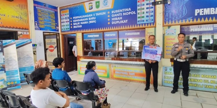 Cooling System, Satlantas Polres Siak Sampaikan Pesan Pemilu Damai kepada Pengunjung Samsat Perawang