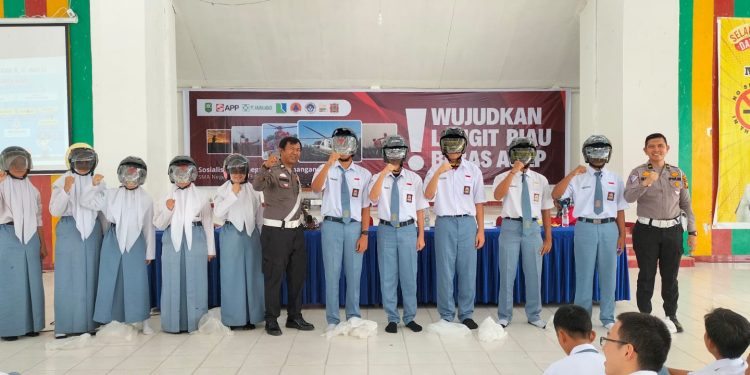 Polres Siak Sosialisasikan Pentingnya Keselamatan Berlalulintas Serta Ajak Pelajar Sebagai Pemilih Pemula Ciptakan Pilkada Di Kabupaten Siak Aman, Sejuk Dan Damai