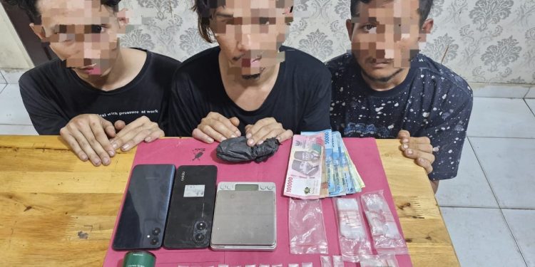 Tim Opsnal Satres Narkoba Polres Siak Amankan Tiga Orang Pria Diduga Pelaku Penyalahgunaan Narkotika.