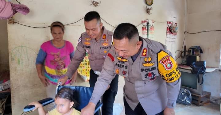 Jelang Berakhirnya Ops Zebra LK 2024, Kapolres Siak Serahkan Sepeda Dan Kursi Roda Untuk Keluarga Larosa