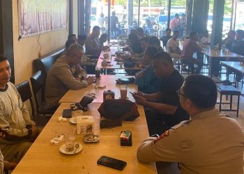 Jaga Suhu Politik, Polsek Kandis Gelar Cooling System Silaturahmi Kamtibmas Dan Himbauan Cegah Karhutla Polsek Kandis lakukan kegiatan sambang dan silaturahmi dengan Tokoh masyarakat dan masyarakat Kelurahan Simpang Belutu Kecamatan Kandis, Senin (28/10/2024). Kegiatan ini dilakukan dalam rangka cooling system Pilkada Serentak 2024. Dalam kesempatan tersebut, Kapolsek Kandis memperkenalkan para Kanit dan Kasi beserta tugas pokok dan fungsinya kepada masyarakat yang hadir. Ia mengatakan, tanggal 27 November merupakan puncak dari tahapan Pilkada Serentak 2024. Ia menekankan tugasnya adalah pengamanan Operasi Mantap Praja, oleh karenanya untuk keamanan tidak bisa dikerjakan sendirian tetapi harus ada sinergitas dan kerjasama antar instansi dan masyarakat. "Mari bersama ciptakan Kamtibmas yang kondusif menjelang Pilkada ini," ucapnya. Di sisi lain, Kapolsek juga menyoroti gambaran untuk cuaca saat ini yaitu masuk musim Panas Yang Ekstrim. Maka dari itu mari bersama-sama Cegah Kebakaran Hutan dan Lahan. Untuk itu masyarakat dihimbau terus waspada.Dilarang melakukan pembakaran hutan dan lahan, Tidak membuang puntung rokok disembarang tempat, Hindari praktek membuka lahan perkebunan/pertanian dengan cara membakar,Tidak meninggalkan api di hutan dan lahan. "Tetap waspada di panas yang ekstrim ini. Perhatikan semua aspek untuk keamanan dan kenyamanan bersama," ujarnya. Kapolres Siak AKBP ASEP SUJARWADI S.I.K, M.S.I yang dihubungi ditempat terpisah menyampaikan, Kegiatan ini dilakukan sebagai bagian dari langkah preventif dalam menciptakan suasana yang kondusif menjelang Pilkada Serentak 2024. Polres Siak berkomitmen untuk terus berada di tengah-tengah masyarakat, memberikan informasi yang benar, serta mendorong kesadaran akan pentingnya kerjasama dalam menjaga keamanan dan ketertiban di wilayah Kabupaten Siak, Tutup Kapolres.
