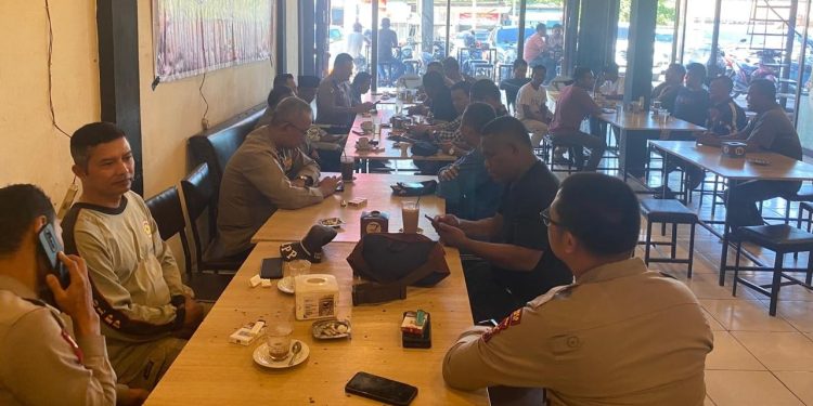 Jaga Suhu Politik, Polsek Kandis Gelar Cooling System Silaturahmi Kamtibmas Dan Himbauan Cegah Karhutla Polsek Kandis lakukan kegiatan sambang dan silaturahmi dengan Tokoh masyarakat dan masyarakat Kelurahan Simpang Belutu Kecamatan Kandis, Senin (28/10/2024). Kegiatan ini dilakukan dalam rangka cooling system Pilkada Serentak 2024. Dalam kesempatan tersebut, Kapolsek Kandis memperkenalkan para Kanit dan Kasi beserta tugas pokok dan fungsinya kepada masyarakat yang hadir. Ia mengatakan, tanggal 27 November merupakan puncak dari tahapan Pilkada Serentak 2024. Ia menekankan tugasnya adalah pengamanan Operasi Mantap Praja, oleh karenanya untuk keamanan tidak bisa dikerjakan sendirian tetapi harus ada sinergitas dan kerjasama antar instansi dan masyarakat. "Mari bersama ciptakan Kamtibmas yang kondusif menjelang Pilkada ini," ucapnya. Di sisi lain, Kapolsek juga menyoroti gambaran untuk cuaca saat ini yaitu masuk musim Panas Yang Ekstrim. Maka dari itu mari bersama-sama Cegah Kebakaran Hutan dan Lahan. Untuk itu masyarakat dihimbau terus waspada.Dilarang melakukan pembakaran hutan dan lahan, Tidak membuang puntung rokok disembarang tempat, Hindari praktek membuka lahan perkebunan/pertanian dengan cara membakar,Tidak meninggalkan api di hutan dan lahan. "Tetap waspada di panas yang ekstrim ini. Perhatikan semua aspek untuk keamanan dan kenyamanan bersama," ujarnya. Kapolres Siak AKBP ASEP SUJARWADI S.I.K, M.S.I yang dihubungi ditempat terpisah menyampaikan, Kegiatan ini dilakukan sebagai bagian dari langkah preventif dalam menciptakan suasana yang kondusif menjelang Pilkada Serentak 2024. Polres Siak berkomitmen untuk terus berada di tengah-tengah masyarakat, memberikan informasi yang benar, serta mendorong kesadaran akan pentingnya kerjasama dalam menjaga keamanan dan ketertiban di wilayah Kabupaten Siak, Tutup Kapolres.
