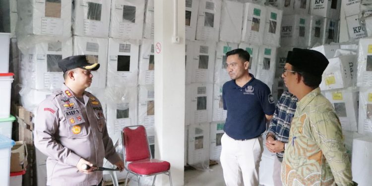 Pastikan Kesiapan Pengamanan Logistik, Kapolres Siak AKBP Asep Sujarwadi Cek Gudang Penyimpanan KPUD Siak