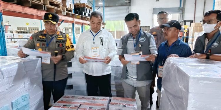 Kapolres Siak AKBP Asep Sujarwadi Dan Kajari Monitoring Percetakan Surat Suara Di Bekasi