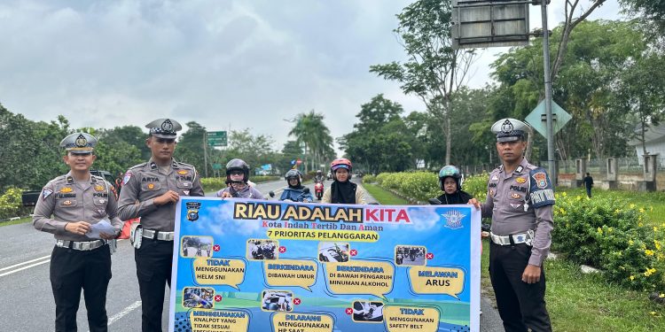 Satlantas Polres Siak Sosialisasi dan Bagikan Brosur Lomba Konten Video Dalam Rangka Program Riau Adalah KITA