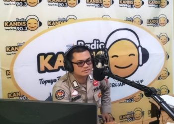 Memperluas Jangkauan, Kasi Humas Polsek Kandis Cooling System Melalui Radio Kandis FM