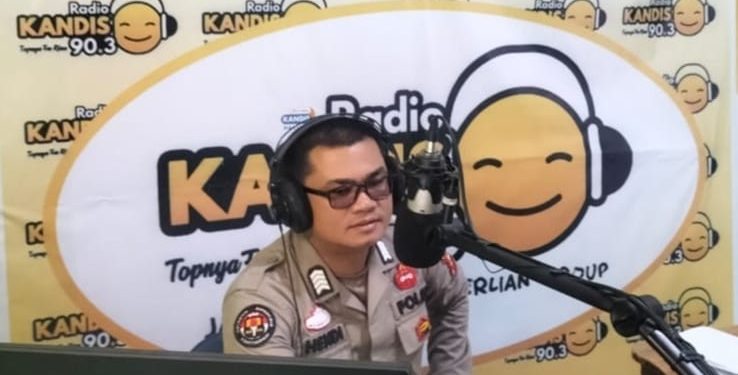 Memperluas Jangkauan, Kasi Humas Polsek Kandis Cooling System Melalui Radio Kandis FM