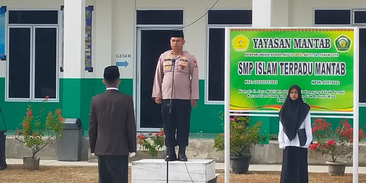 Pimpin Upacara Memperingati Hari Santri Nasional 2024 Di Pondok Pesantren Hidayatul Qur'an, Ipda Khairul Ajak Ciptakan Situasi Aman Dan Kondusif Jelang Pilkada