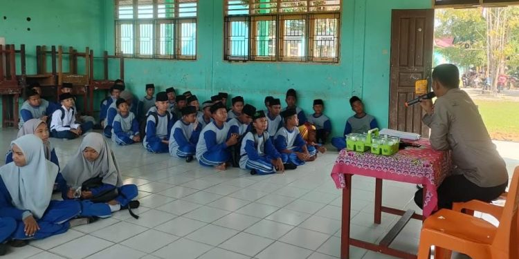 Kunjungi SMU N 3 Sungairawa Bhabinkamtibmas Ajak Ikut Berpartisipasi Jaga Kamtibmas