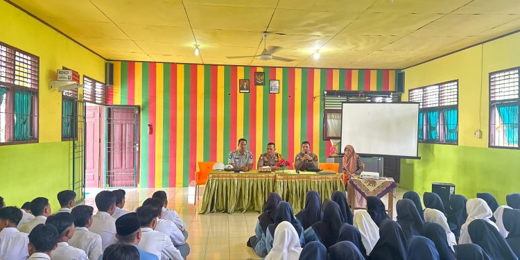 Satlantas Polres Siak Bersama Jasa Raharja Siak Sosialisasikan Pentingnya Keselamatan Berlalulintas Serta Ajak Pelajar Sebagai Pemilih Pemula Ciptakan Pilkada Di Kabupaten Siak Aman, Sejuk dan Damai