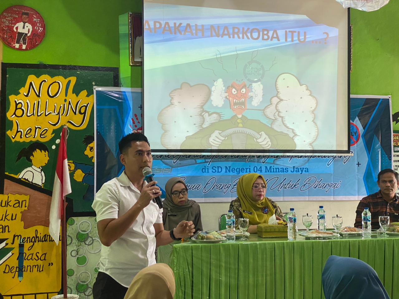 Polsek Minas Gelar Seminar Edukasi Bahaya dan Dampak Negatif Narkoba Di SDN 004 Minas