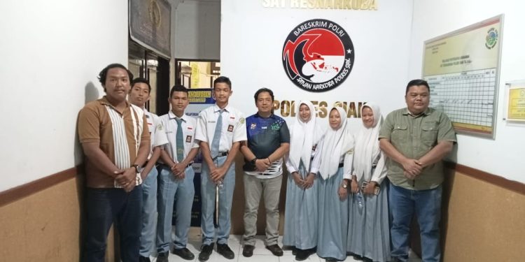 Menuju Generasi Emas, Kasat Res Narkoba Polres Siak AKP Tony Armando Edukasi Pelajar Tentang Bahaya Narkoba