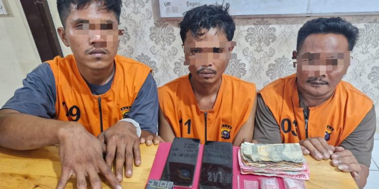 Tim Opsnal Satres Narkoba Polres Siak Amankan Tiga Orang Pria Diduga Pelaku Penyalahgunaan Narkotika Di Kampung Libo Jaya Kandis 