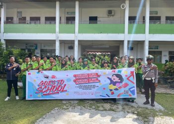 Satlantas Polres Siak Bersama Indonesia Safety Driving Center (ISDC) Polda Riau Menyambangi Beberapa Sekolah Di Kec. Tualang Dalam Rangka Police Goes To School Dan Safety Riding