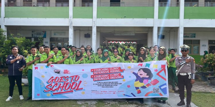 Satlantas Polres Siak Bersama Indonesia Safety Driving Center (ISDC) Polda Riau Menyambangi Beberapa Sekolah Di Kec. Tualang Dalam Rangka Police Goes To School Dan Safety Riding