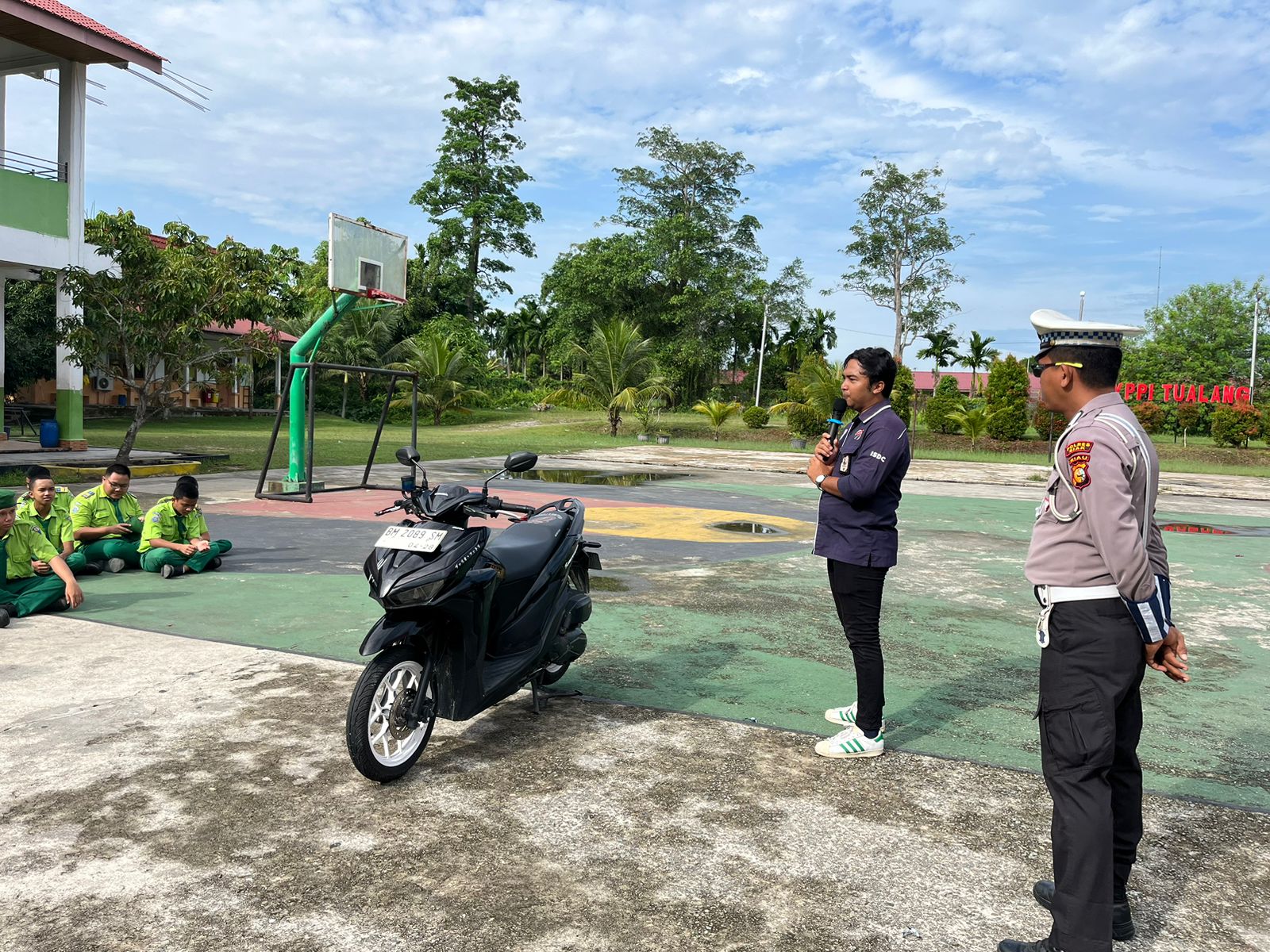 Satlantas Polres Siak Bersama Indonesia Safety Driving Center (ISDC) Polda Riau Menyambangi Beberapa Sekolah Di Kec. Tualang Dalam Rangka Police Goes To School Dan Safety Riding