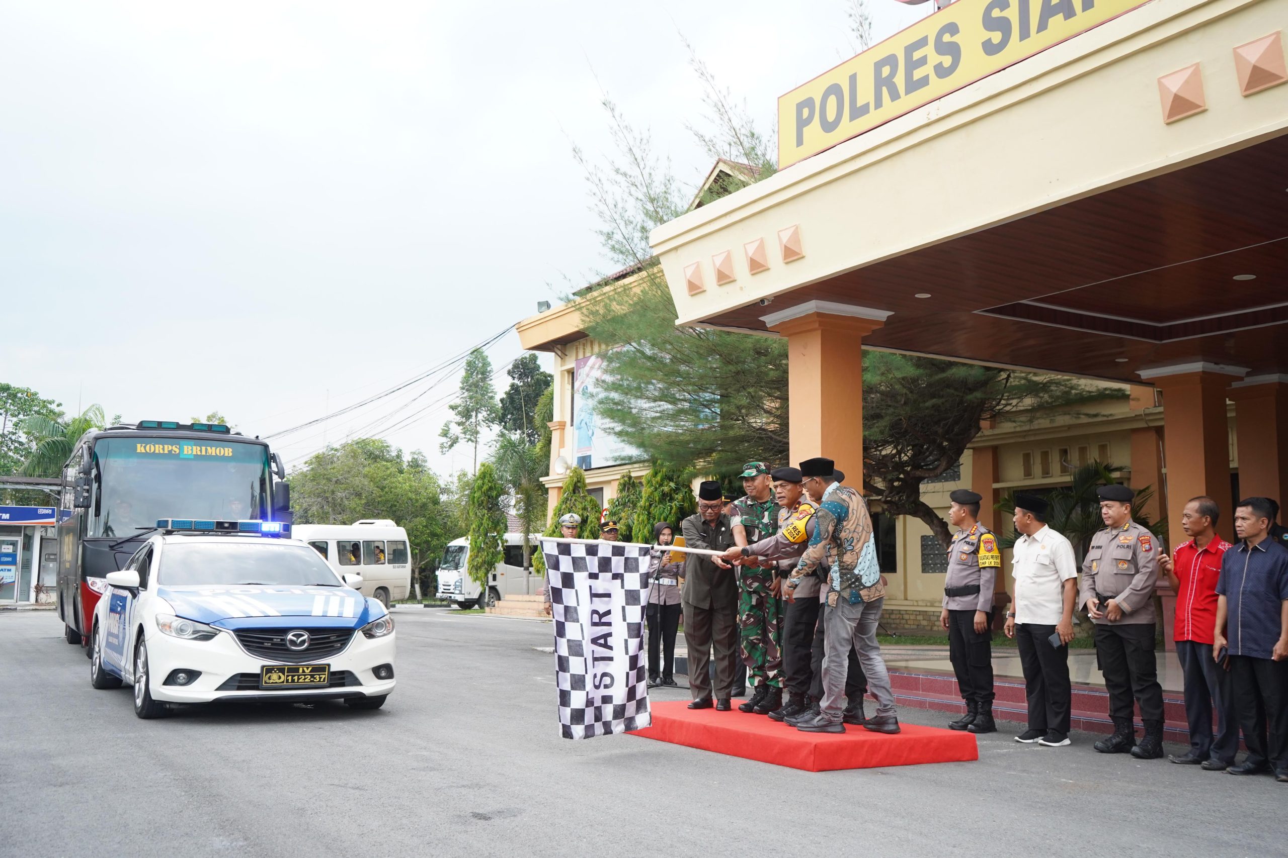 Wakapolda Riau Pimpin Upacara Pemberangkatan Personil Pengamanan TPS Pilkada Di Kabupaten Siak