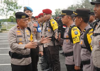 Wakapolda Riau Pimpin Upacara Pemberangkatan Personil Pengamanan TPS Pilkada Di Kabupaten Siak