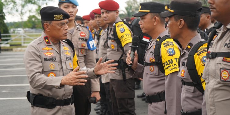 Wakapolda Riau Pimpin Upacara Pemberangkatan Personil Pengamanan TPS Pilkada Di Kabupaten Siak