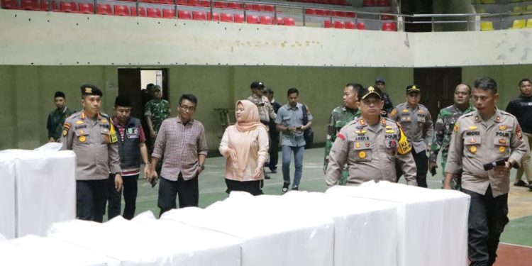 Dampingi Pamatwil, Kapolres, Dandim Dan Ketua KPUD Siak Lakukan Pengecekan Pos Pengamanan Gudang Logistik Pilkada