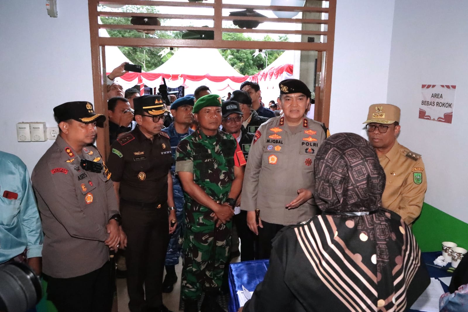 Lakukan Peninjauan dan Pengecekan Pemungutan Suara Di Kabupaten Siak, Kapolda Riau Apresiasi Inovasi Kapolres Siak