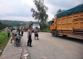 Sinergi TNI Polri – Masyarakat, Berjibaku Urai Kemacetan Hingga Evakuasi Laka Truck Dan Bus Di Tanjakan Ukai Minas