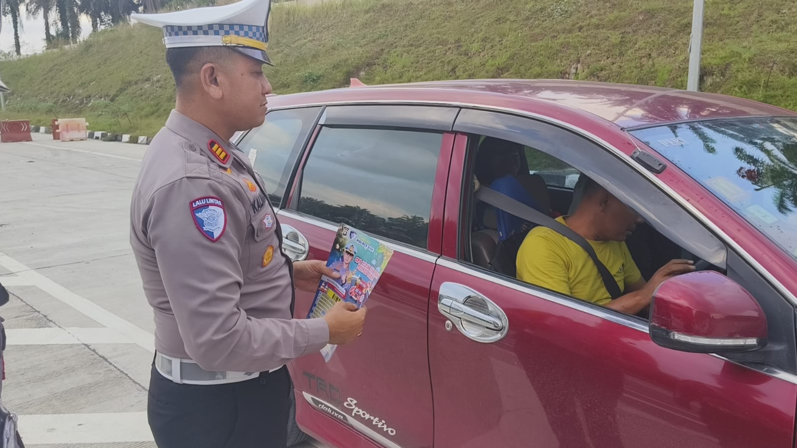 Sapa Lansung Pengendara Yang Melintas Kasat Lantas Polres Siak AKP Kaliman Siregar Berikan Imbauan Keselamatan