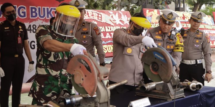 Edukasi Pelajar Tentang Tertib Berlalulintas,Satlantas Polres Siak Musnahkan Ratusan Knalpot Brong