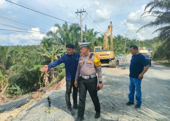 Pastikan Aman Dilalui Masyarakat, Gerak Cepat Satlantas Polres Siak Perbaiki Jalan Amblas Di Kecamatan Minas