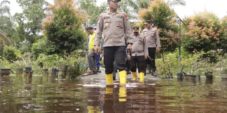 Kapolres Siak Monitoring Perkembangan Bencana Banjir Di Kampung Benteng Hilir