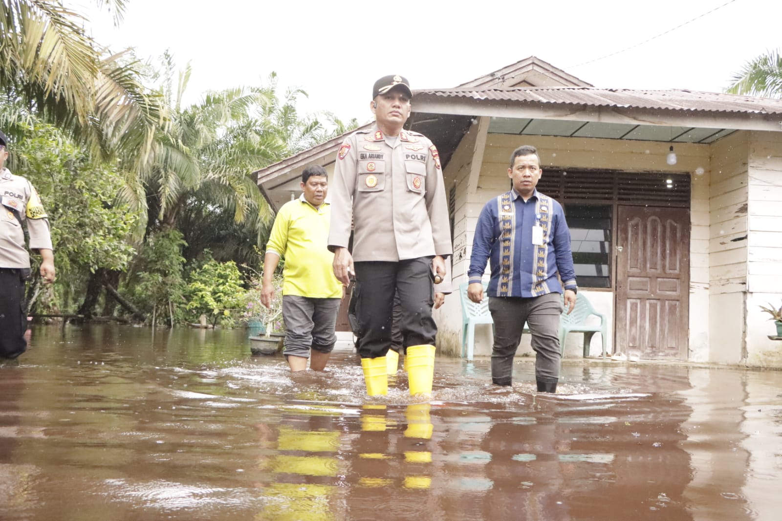 Kapolres Siak Monitoring Perkembangan Bencana Banjir Di Kampung Benteng Hilir