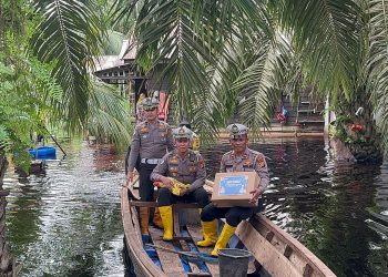 Sat Lantas Polres Siak Sigap Berikan Bantuan kepada Korban Banjir di Kecamatan Mempura